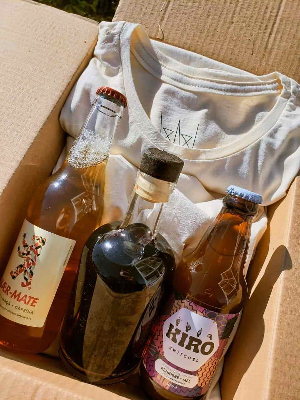 Kit com garrafas e camiseta