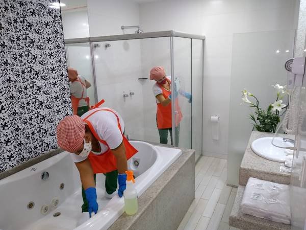 Limpeza em quarto de motel