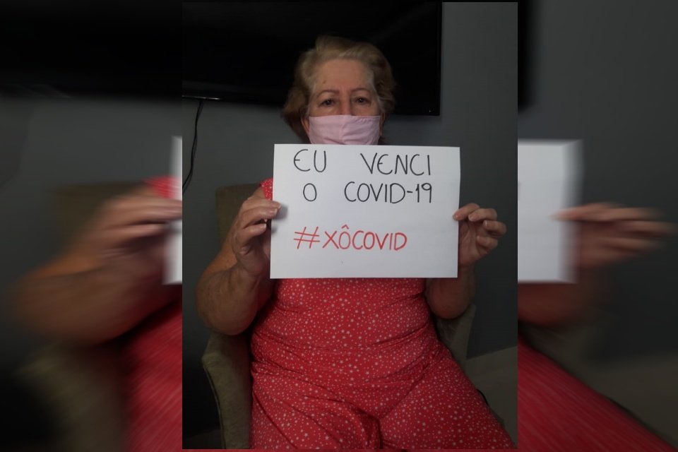 idosa com placa