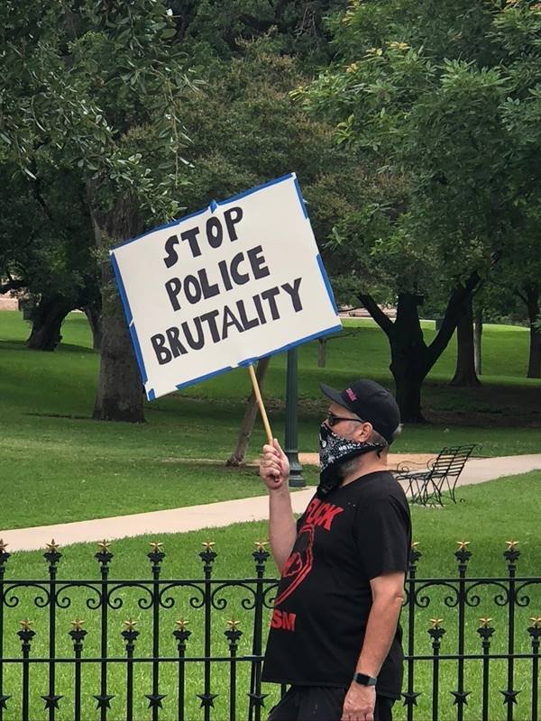 Homem com cartaz de protesto