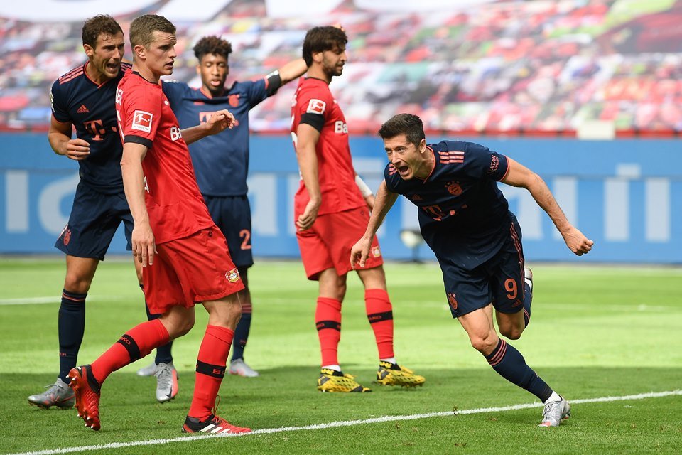 Lewandowski comemorando gol