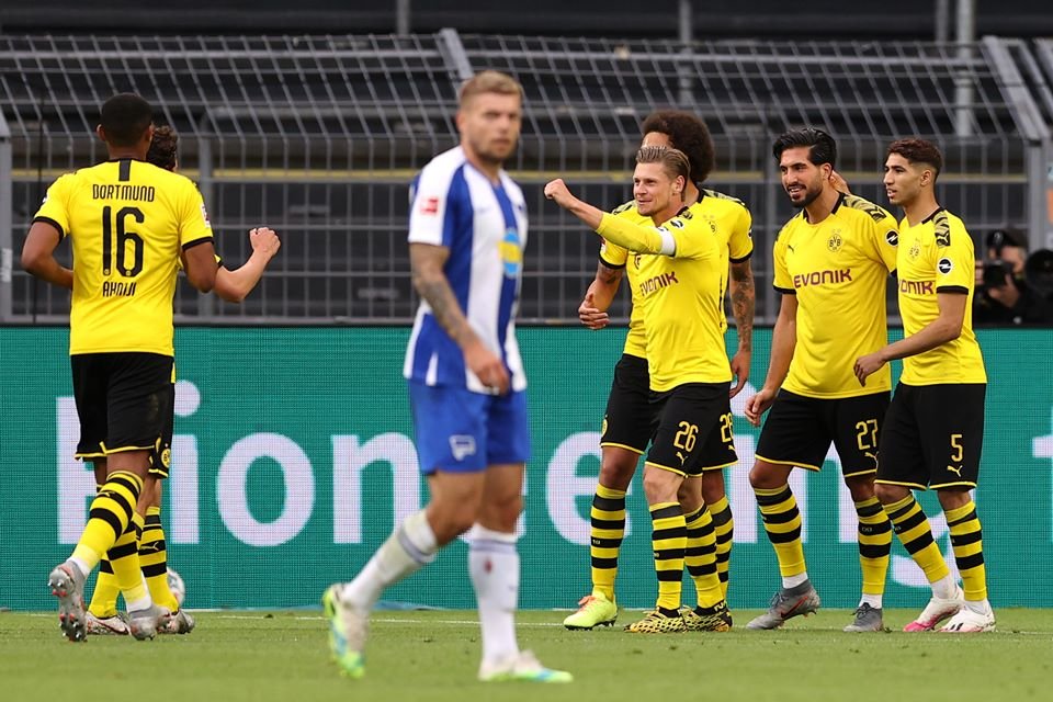 Jogares do Borussia Dortmund comemoram gol