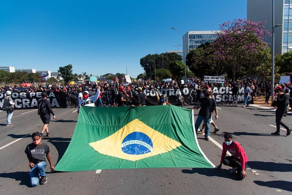 Brasileiros lotam a Esplanada para celebrar a democracia