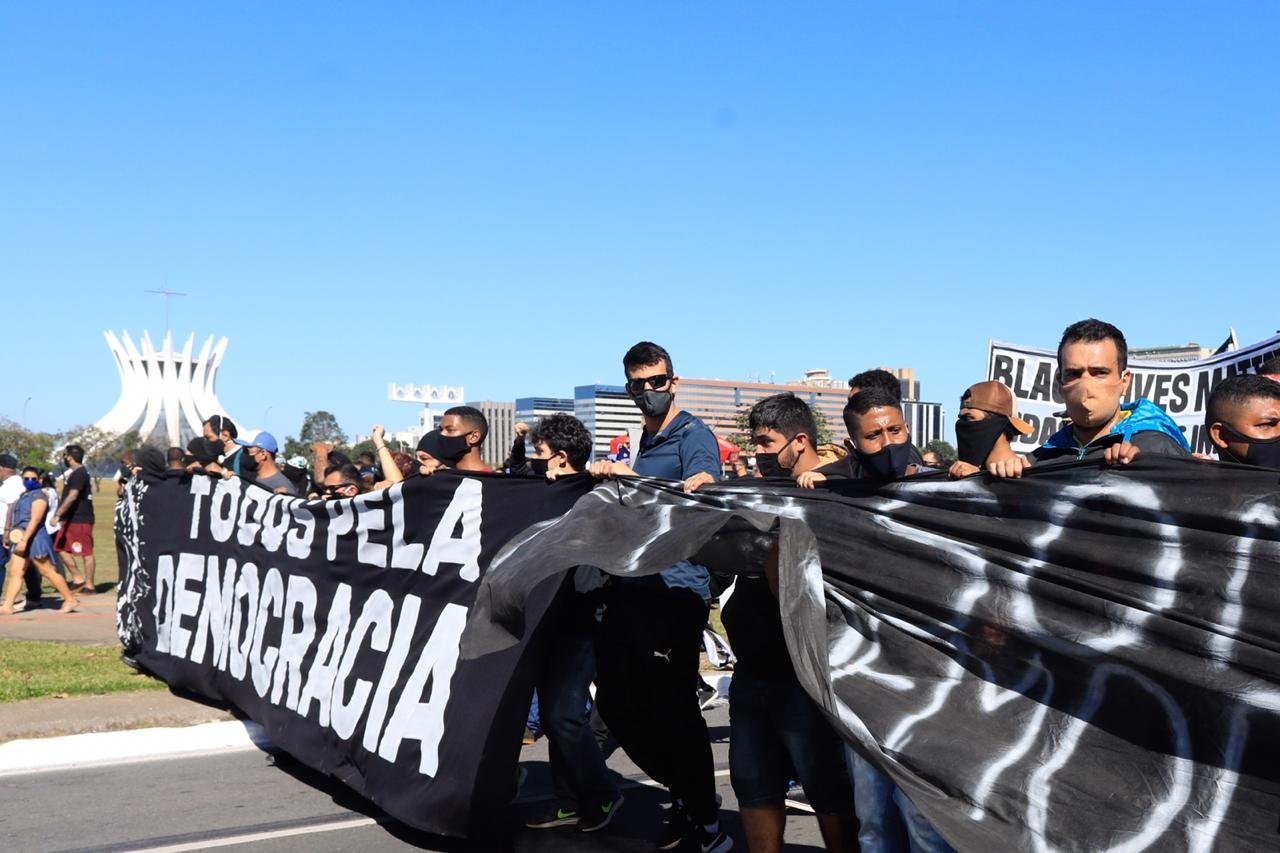 Brasileiros lotam a Esplanada para celebrar a democracia