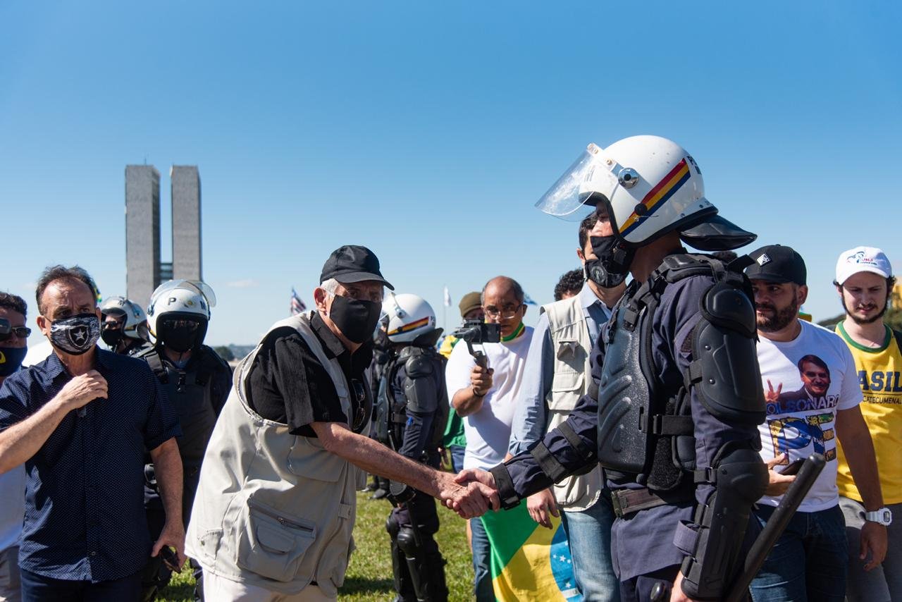 Augusto Heleno cumprimenta manifestantes