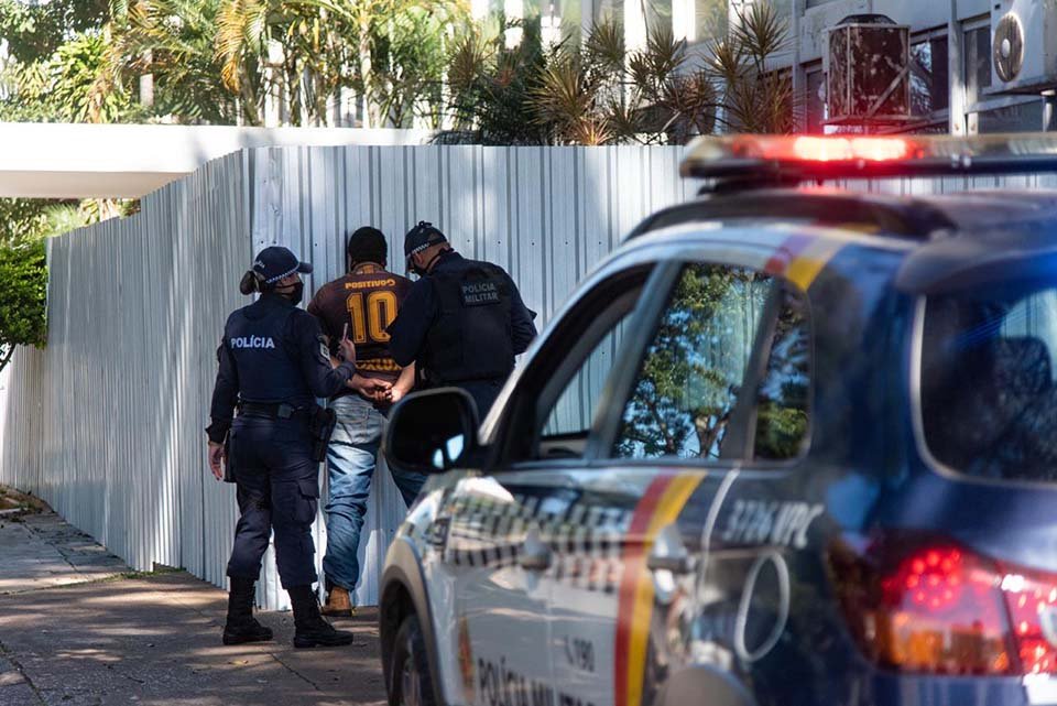Homem é abordado por policiais no ato pró-Bolsonaro