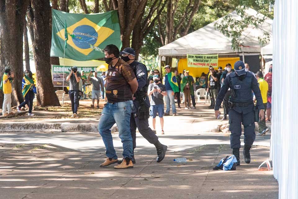 Homem é abordado por policiais no ato pró-Bolsonaro