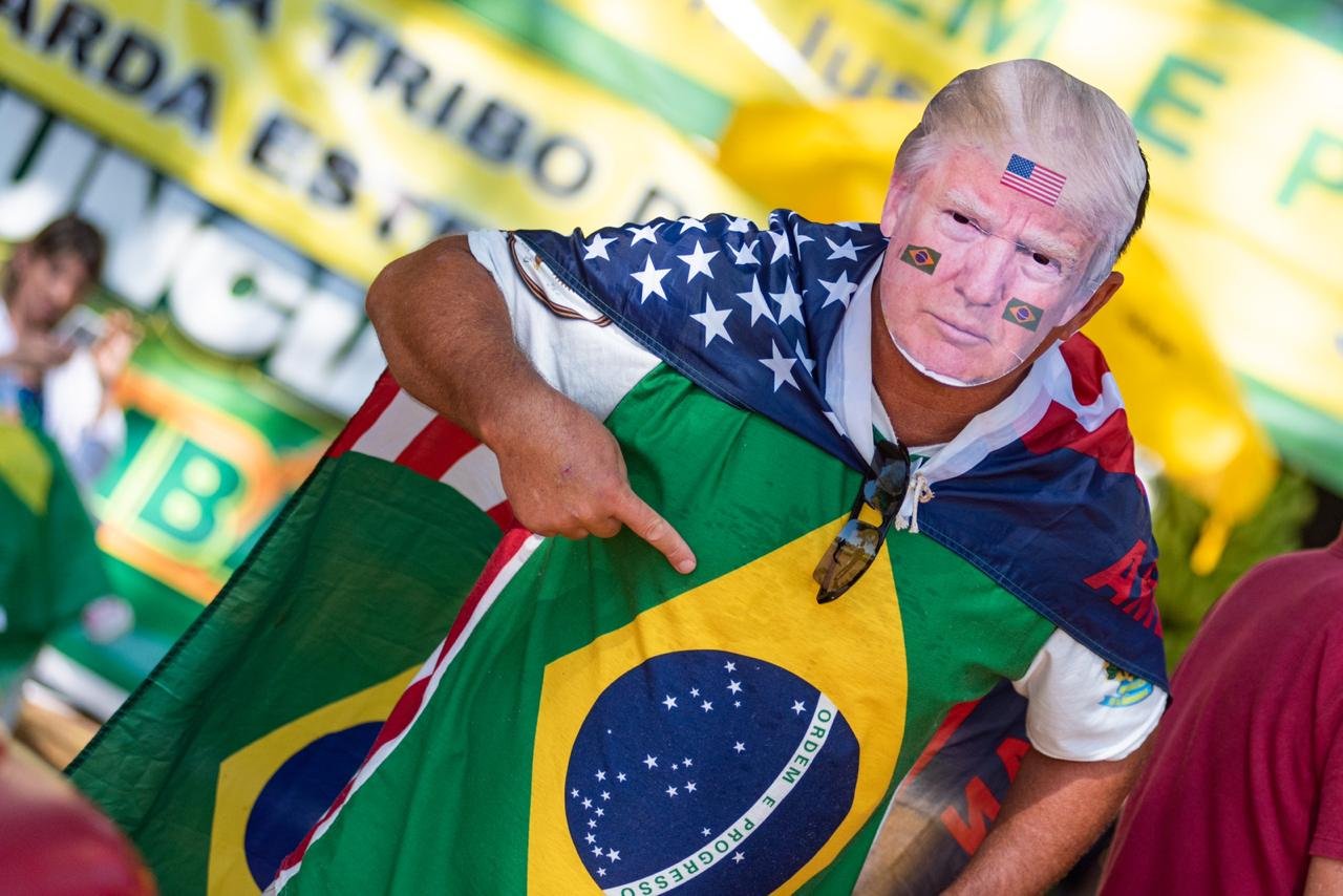 Personagem fantasiado de Trump na manifestação