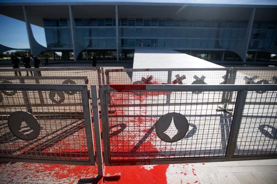 Uma lata de tinta vermelha foi derramada na frente do Palácio do Planalto na manhã desta segunda-feira