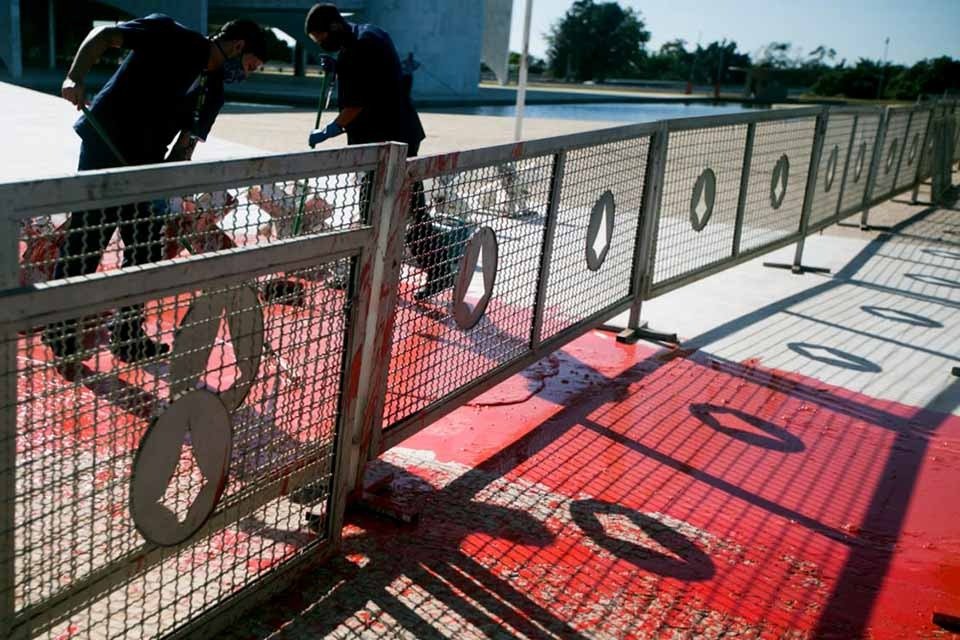 Uma lata de tinta vermelha foi derramada na frente do Palácio do Planalto na manhã desta segunda-feira