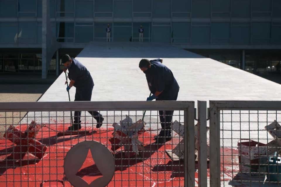 Uma lata de tinta vermelha foi derramada na frente do Palácio do Planalto na manhã desta segunda-feira