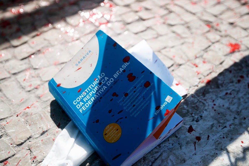 Uma lata de tinta vermelha foi derramada na frente do Palácio do Planalto na manhã desta segunda-feira
