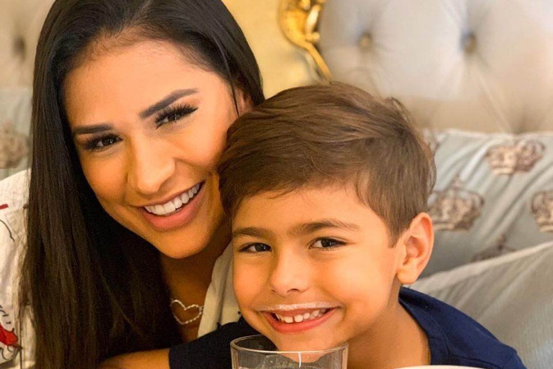 Simone, da dupla com Simaria, com o filho Henry