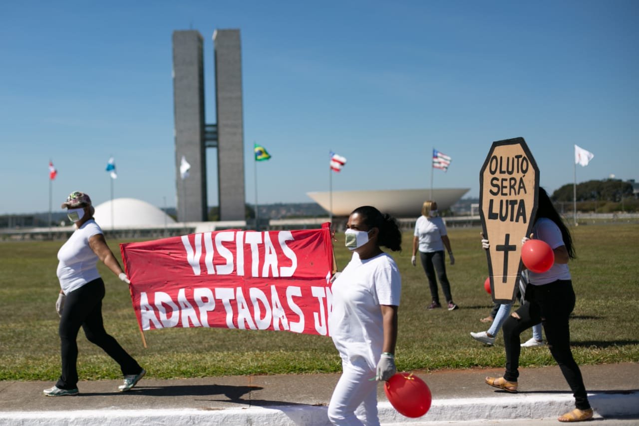 pessoas carregando faixas