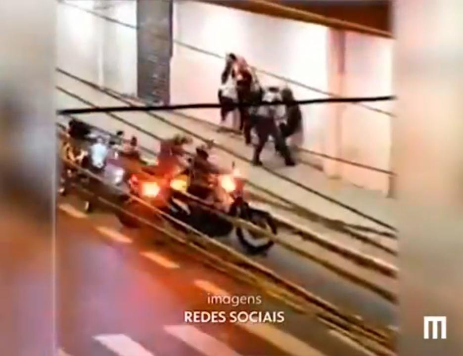 Policiais agridem manifestantes com chutes e cassetetes