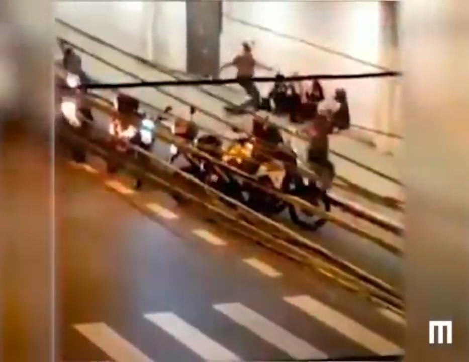 Policiais agridem manifestantes com chutes e cassetetes