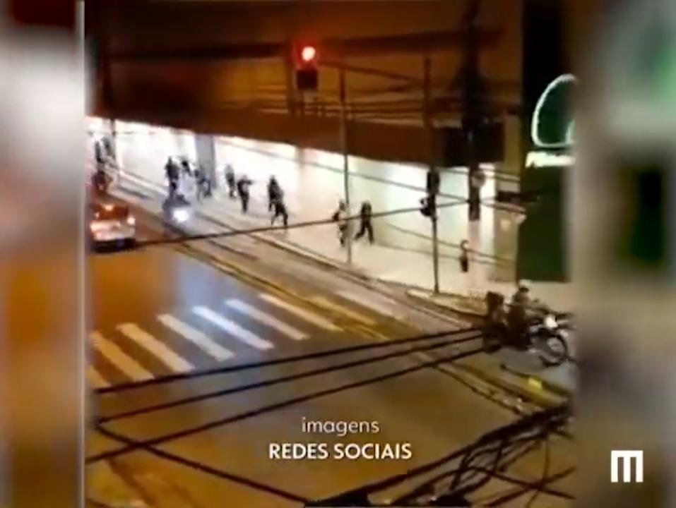 Policiais agridem manifestantes com chutes e cassetetes
