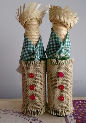 Bonecos juninos de decoração feitos com garrafa