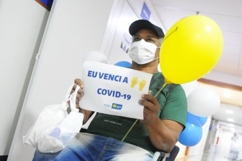 homem segurando cartaz
