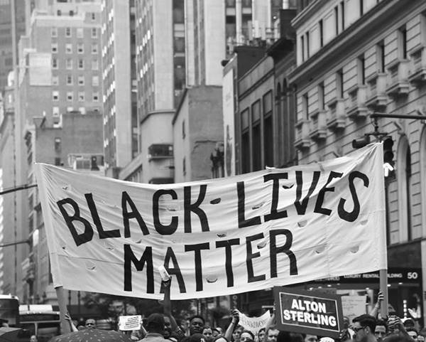Cartaz com a frase Black Lives Matter