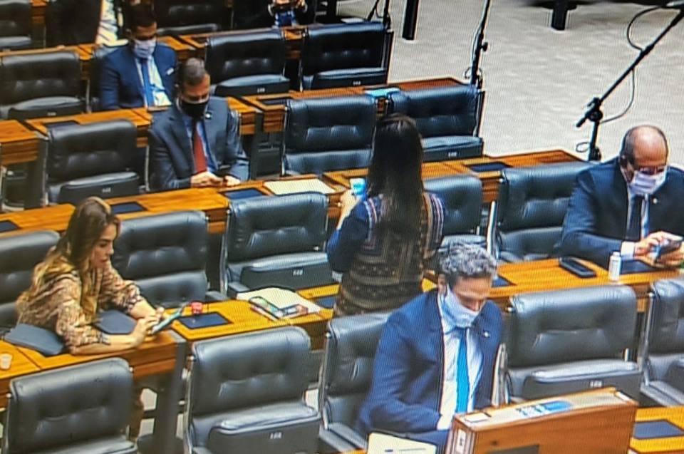 Paula Belmonte aparece sem máscaras durante sessão da Câmara dos Deputados