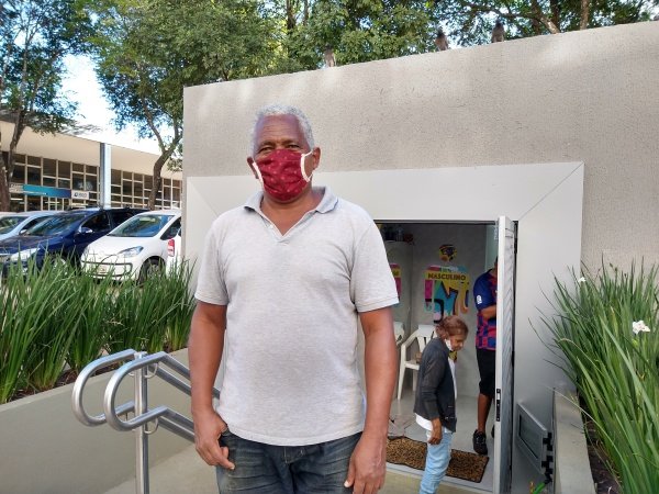 homem em pé