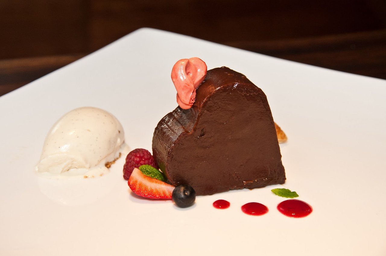 orta de chocolate em formato de coração com morangos