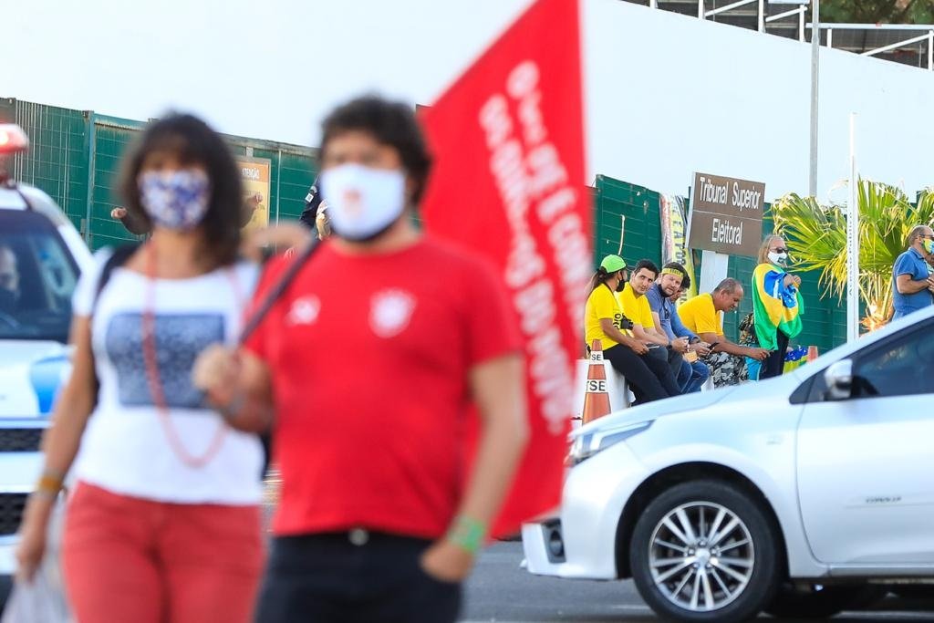 Manifestantes anti-Bolsonaro em frente ao TSE para julgamento da chapa