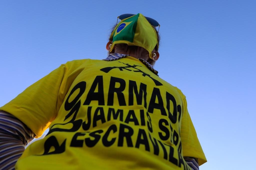 Manifestantes pró-Bolsonaro em frente ao TSE para julgamento da chapa