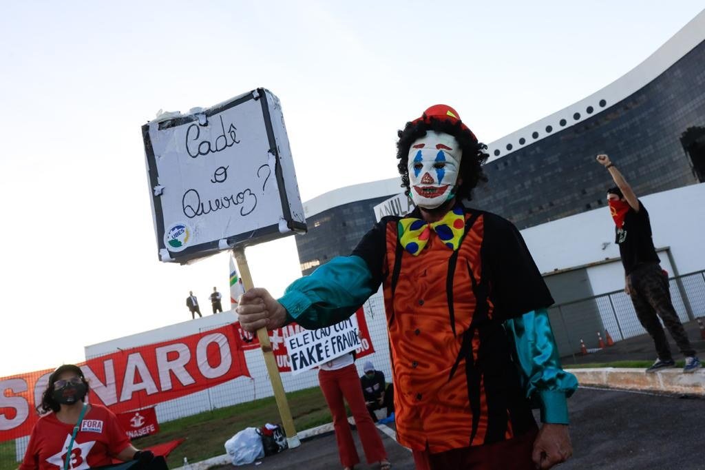 Manifestantes anti-Bolsonaro em frente ao TSE para julgamento da chapa