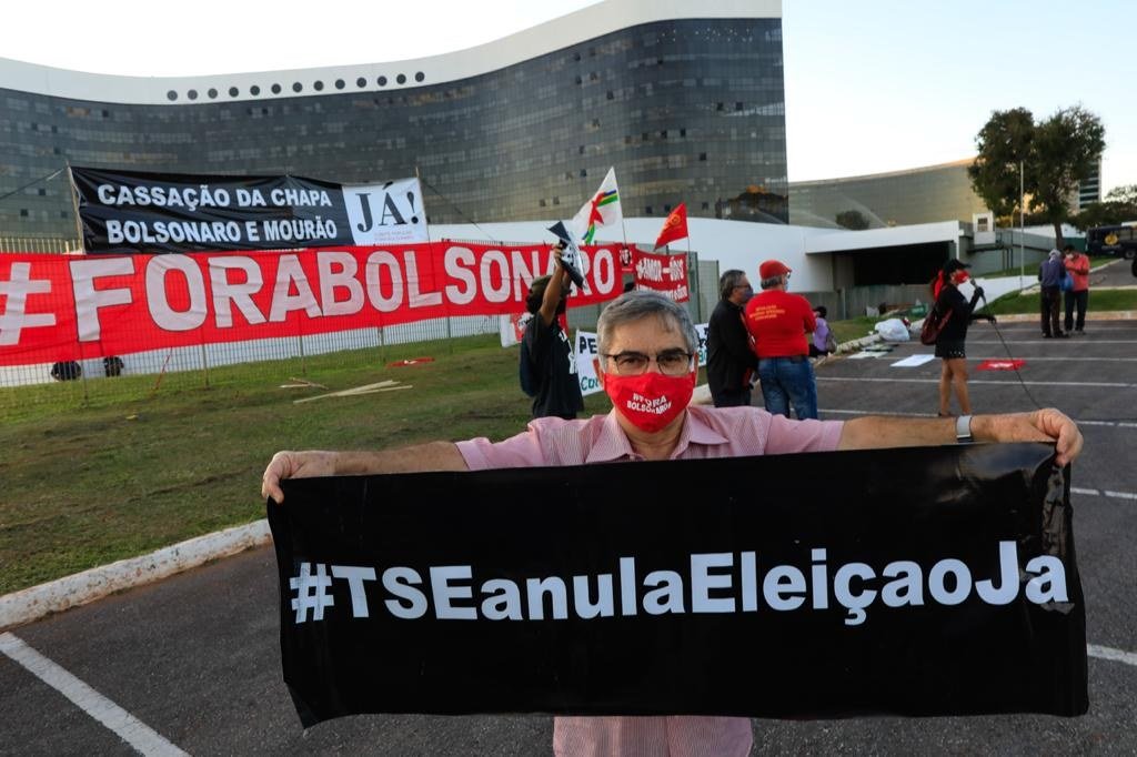 Manifestantes anti-Bolsonaro em frente ao TSE para julgamento da chapa