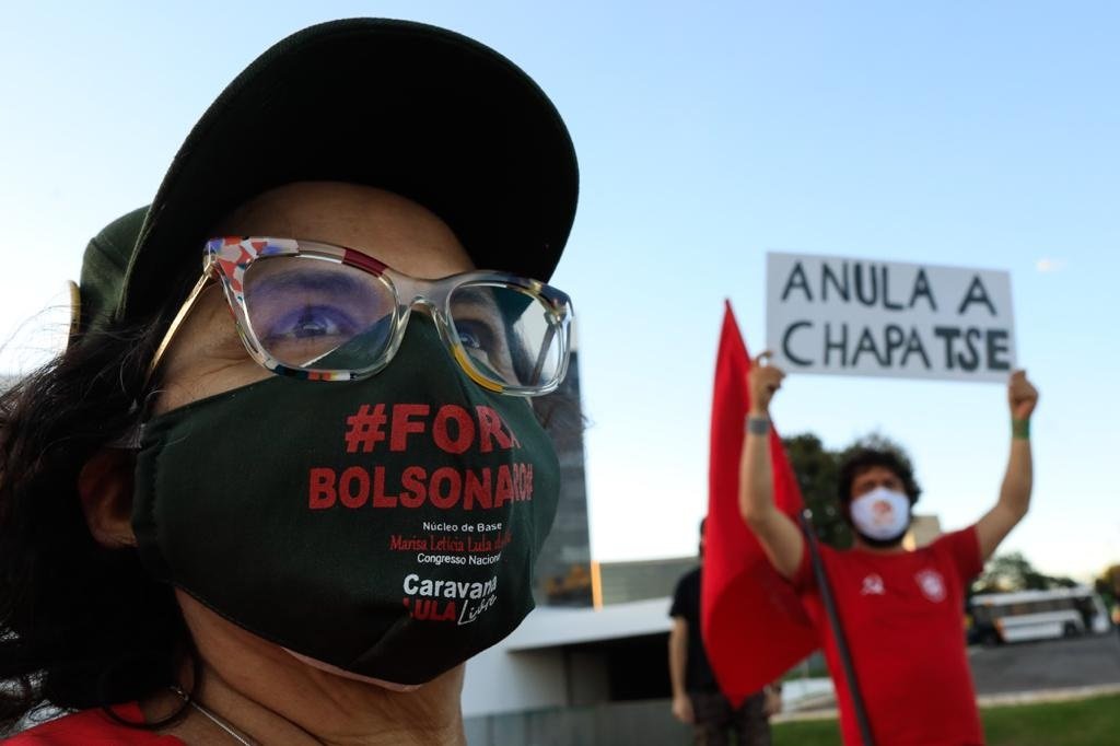 Manifestantes anti-Bolsonaro em frente ao TSE para julgamento da chapa