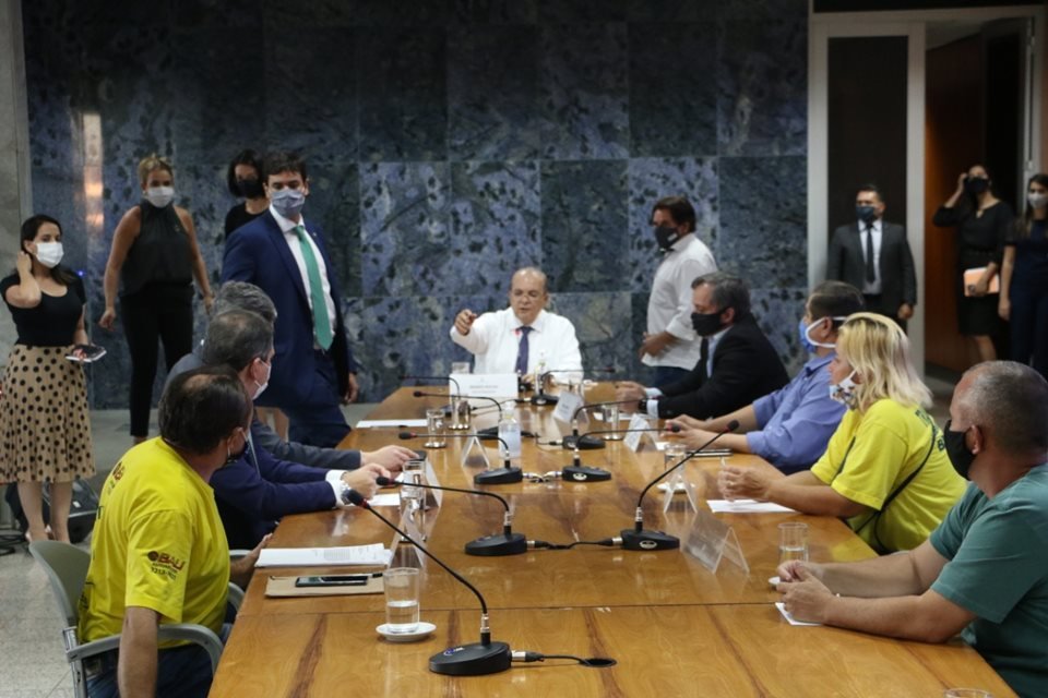 GDF quer liberar ajuda de R$ 1,2 mil para motoristas de transporte escolar