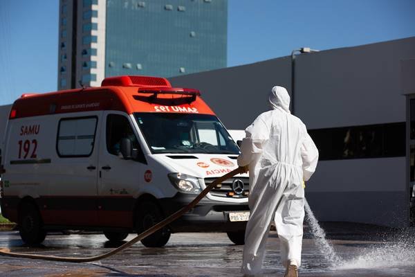 Militar fazendo desinfecção do Hran