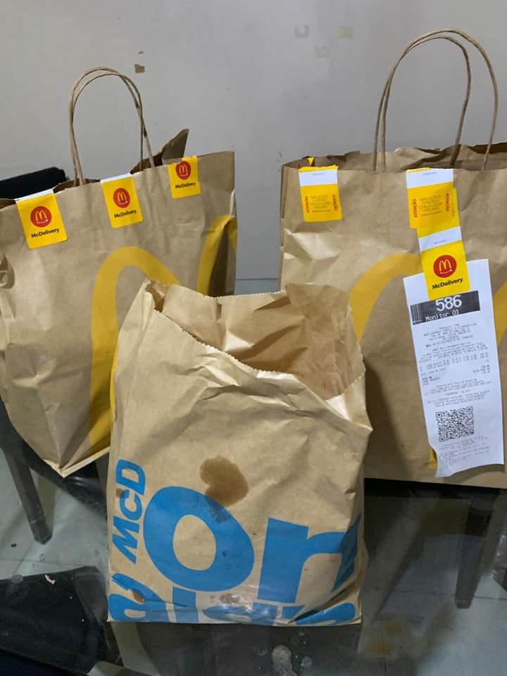 Várias sacolas de papel do McDonalds