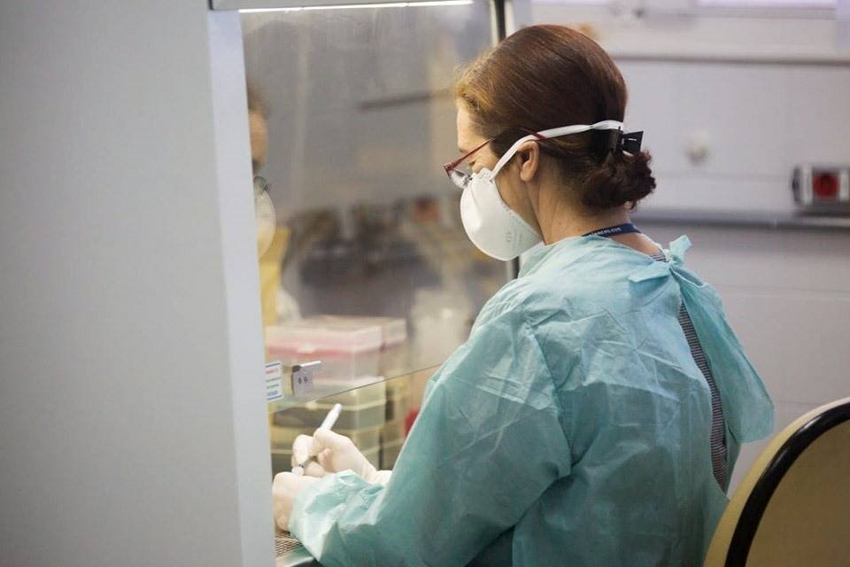 Profissional de laboratório fazendo testagem