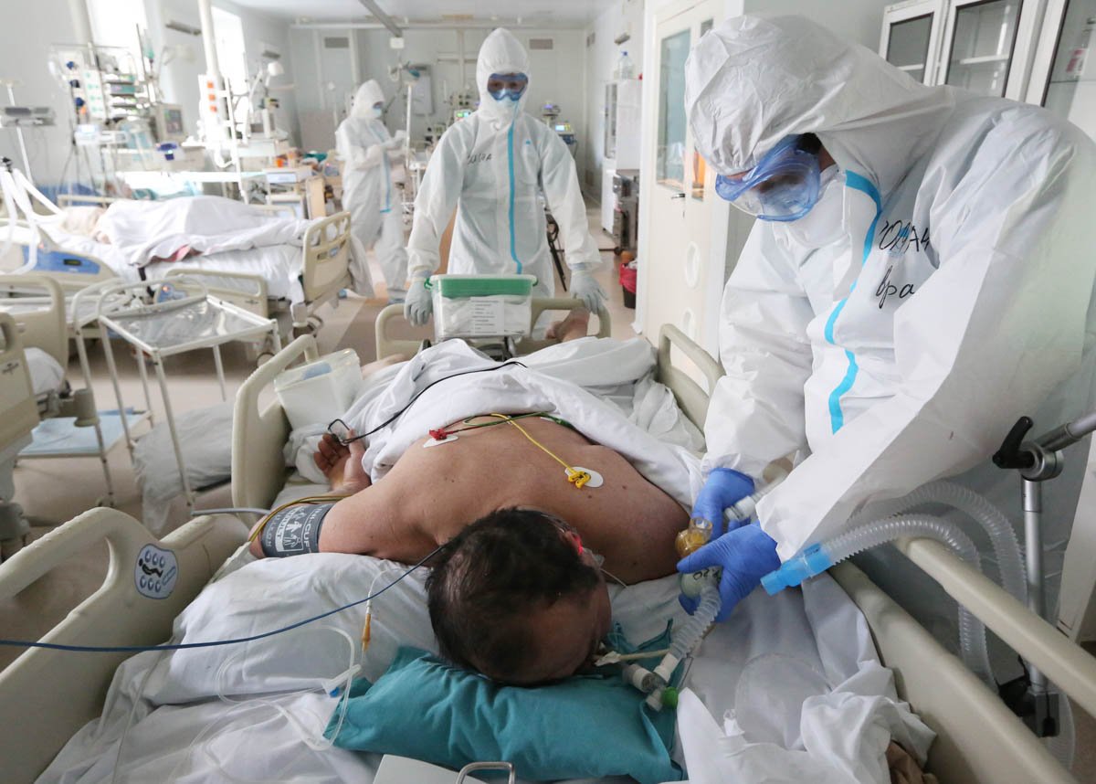 Médico russo russia trata vítima de coronavírus com técnica que vira o paciente de costas