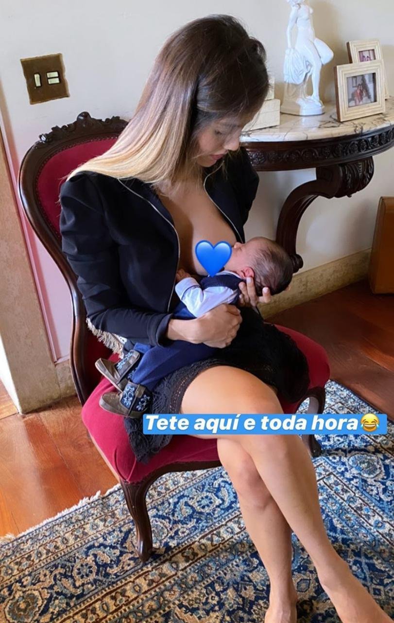 Biah Rodrigues amamentando Theo