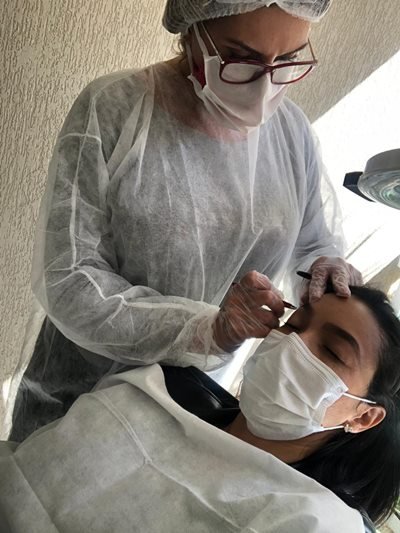 Nadia El Chariti, atendimento de designer de sobrancelhas em casa