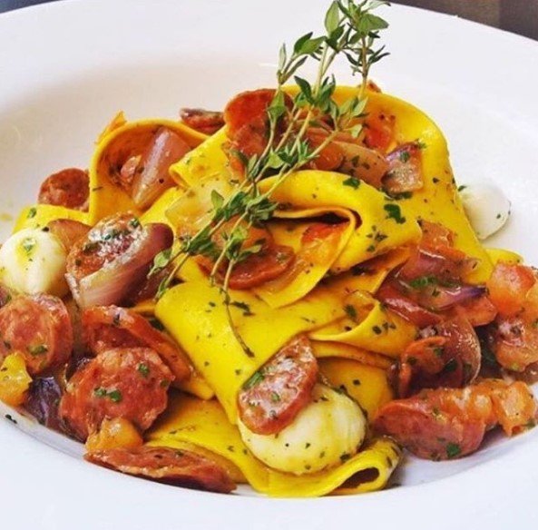 Pappardelle fresco com linguiça defumada e búfala do Brodo