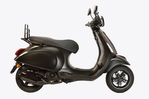 Vespa desenhada por Anthony Vaccarello, da Saint Laurent