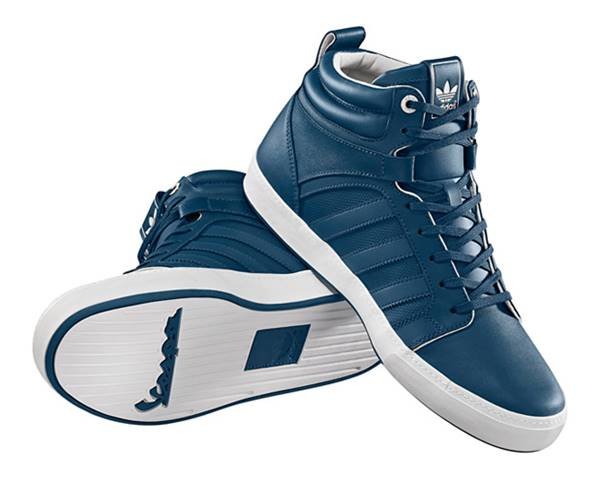Tênis de colaboração da Vespa com a Adidas