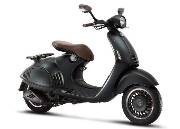 Vespa desenhada pela Emporio Armani
