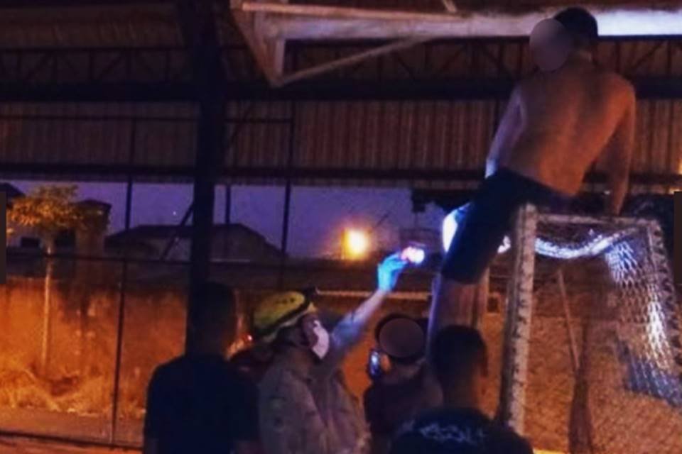 Imagens Fortes Ferido Menino Fica Pendurado Pelo Dedo Em Trave De Futebol Imagens Fortes Ferido Menino Fica Pendurado Pelo Dedo Em Trave De Futebol