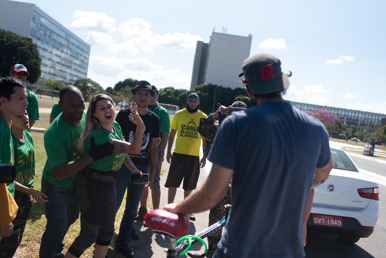 bate entre manifestes pró e contra o governo