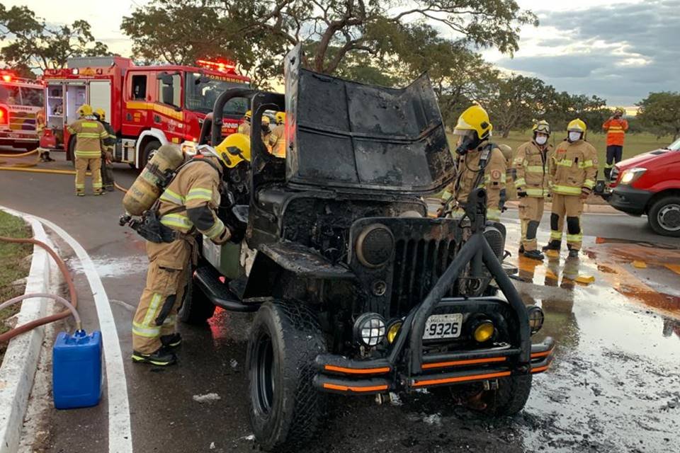 Jeep incendiado