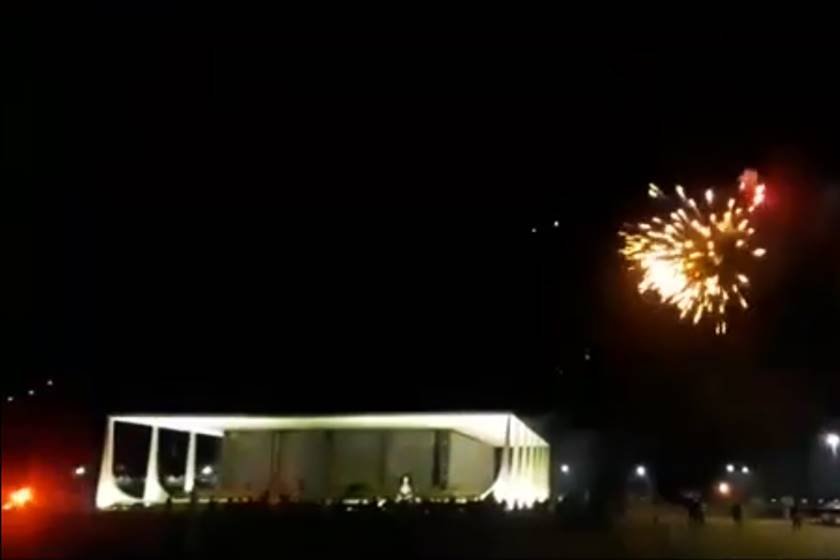Vídeo: bolsonaristas lançam fogos de artifício em prédio do STF
