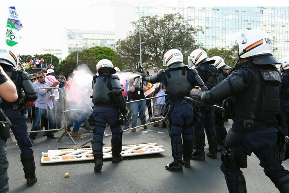 PMs despejando gás pimenta em manifestantes