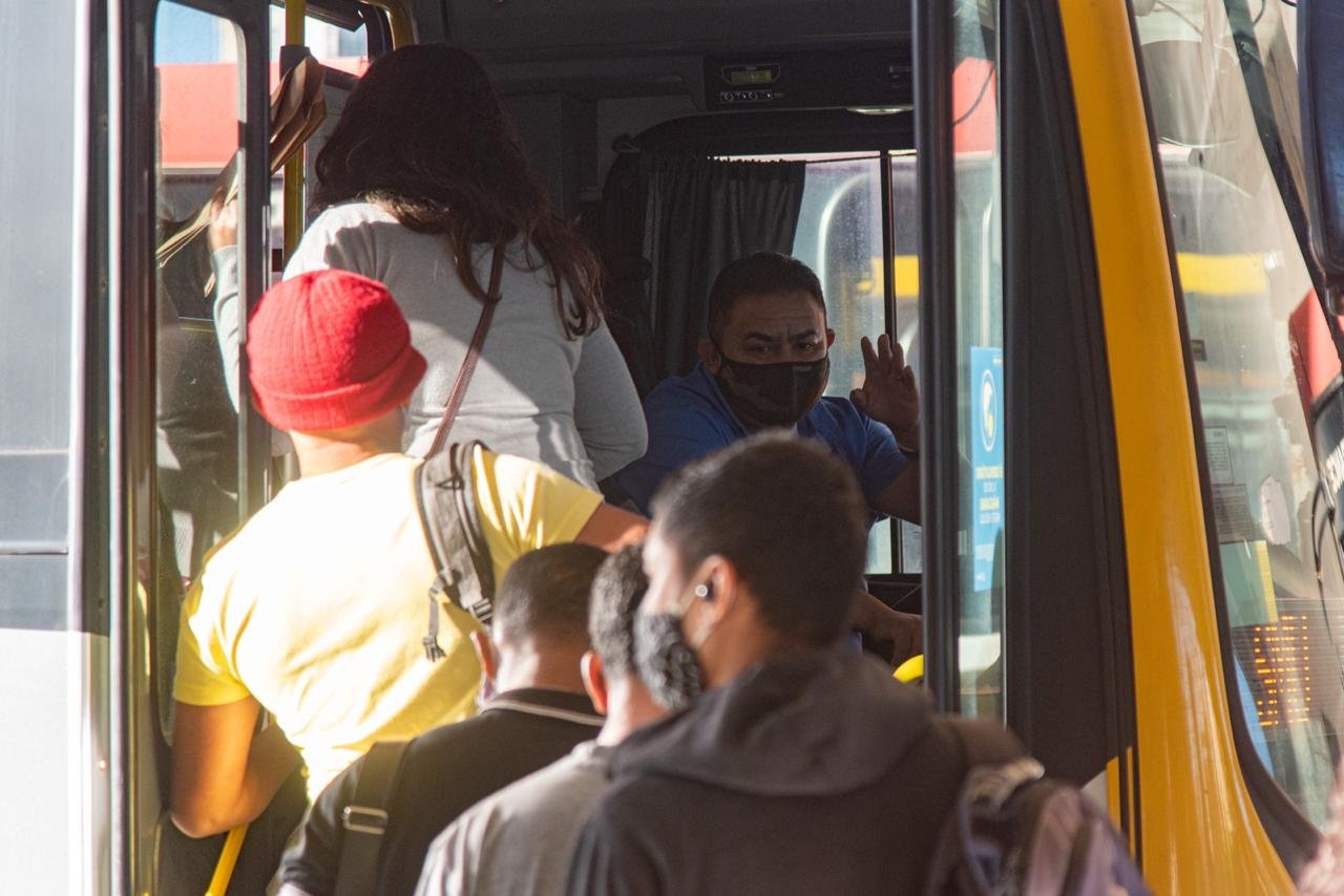 pessoas entrando em ônibus