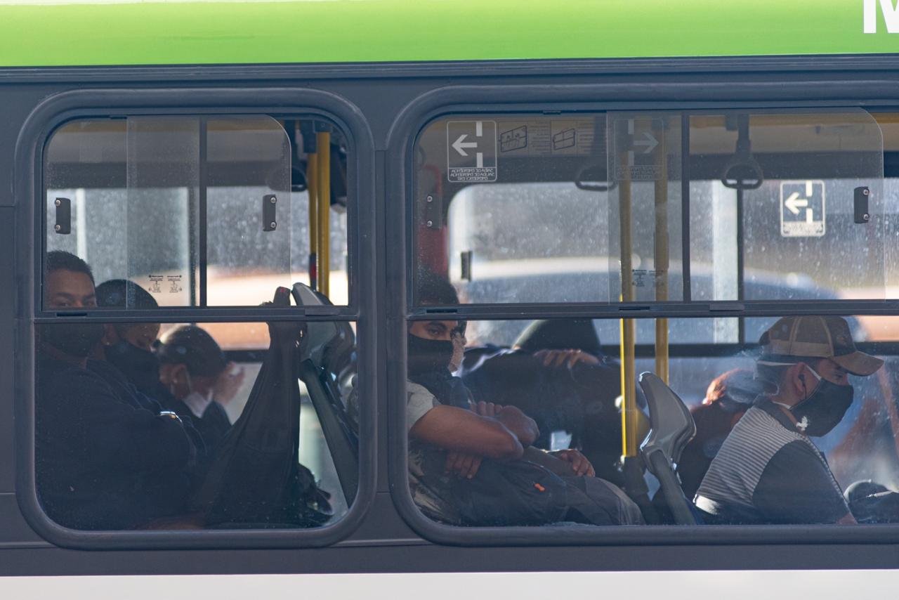 pessoas em ônibus